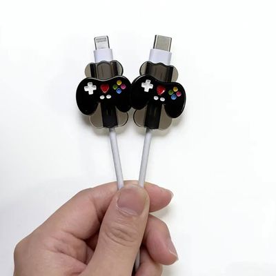 Фіксатор для кабелю зарядки у вигляді ігрових контролерів
